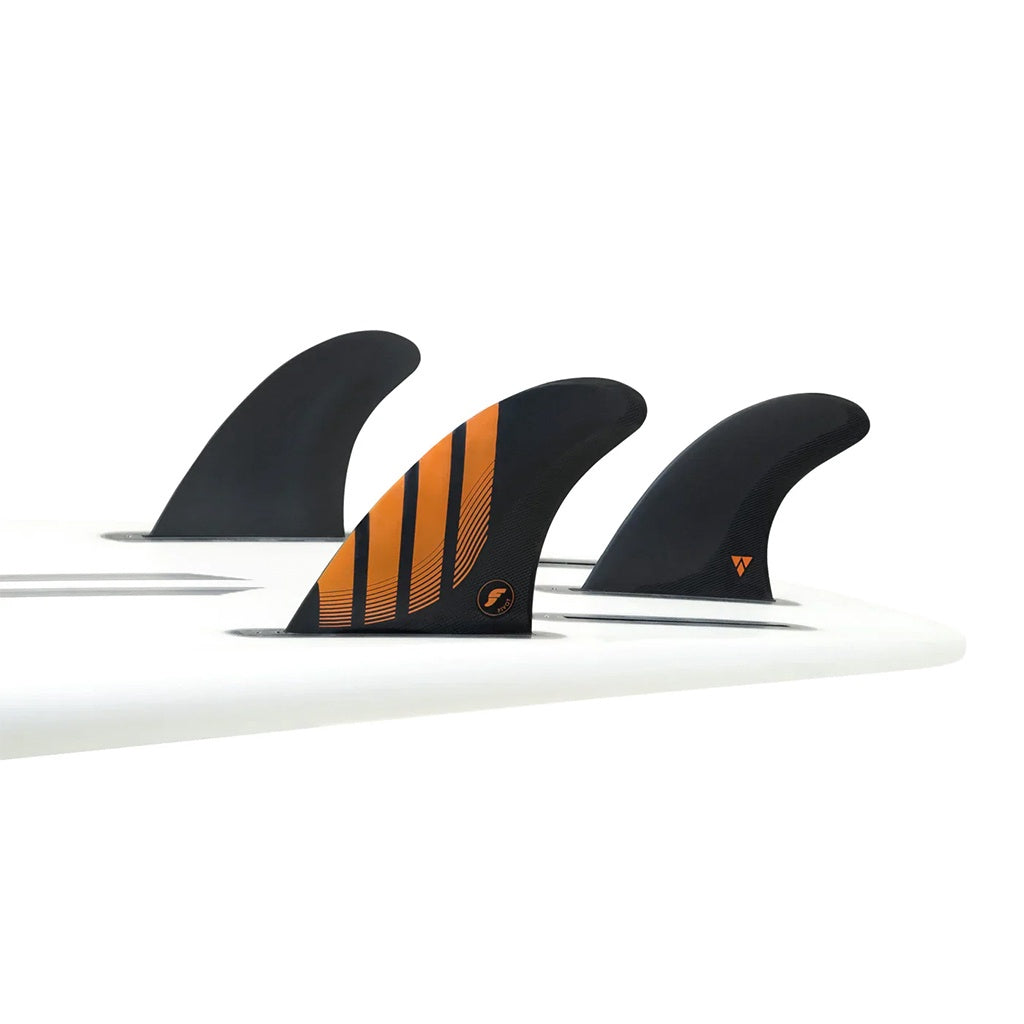 Futures | Alpha Pivot P6 Medium Tri Fin Set. Carbon/Orange